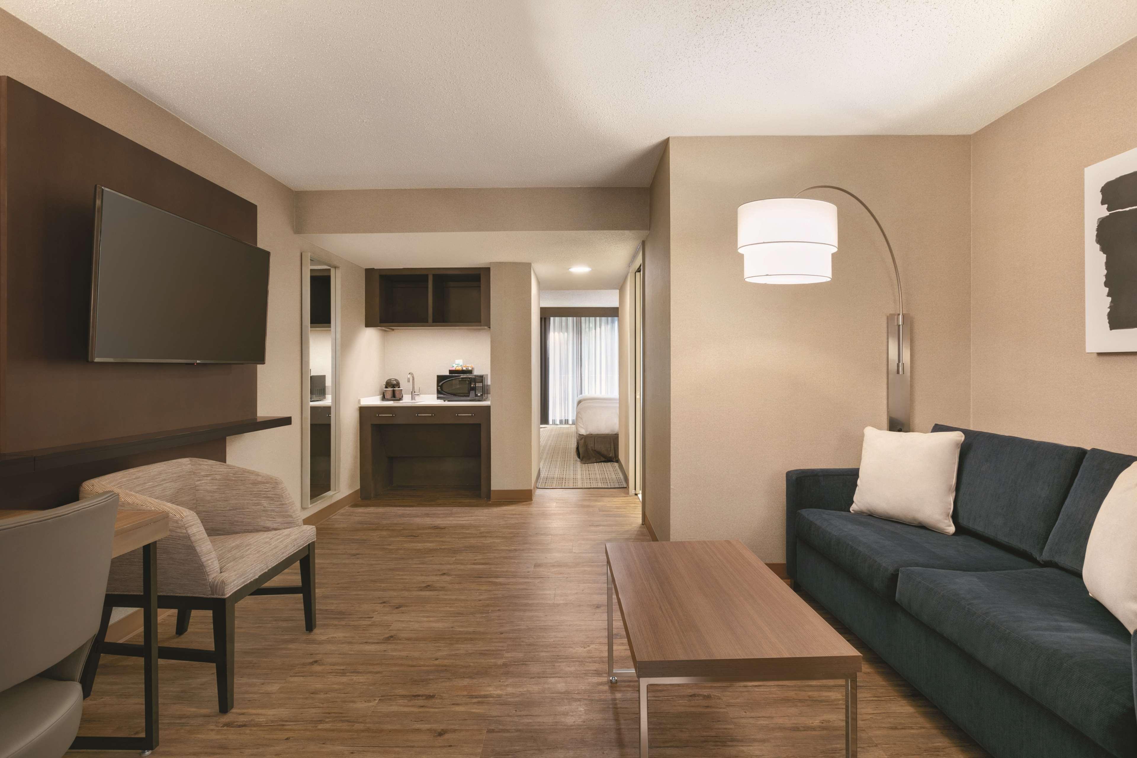 Embassy Suites By Hilton Richmond Dumbarton Exteriér fotografie